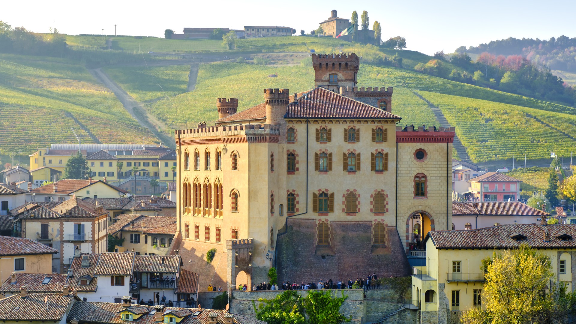 Vista del borgo di Barolo e del suo castello