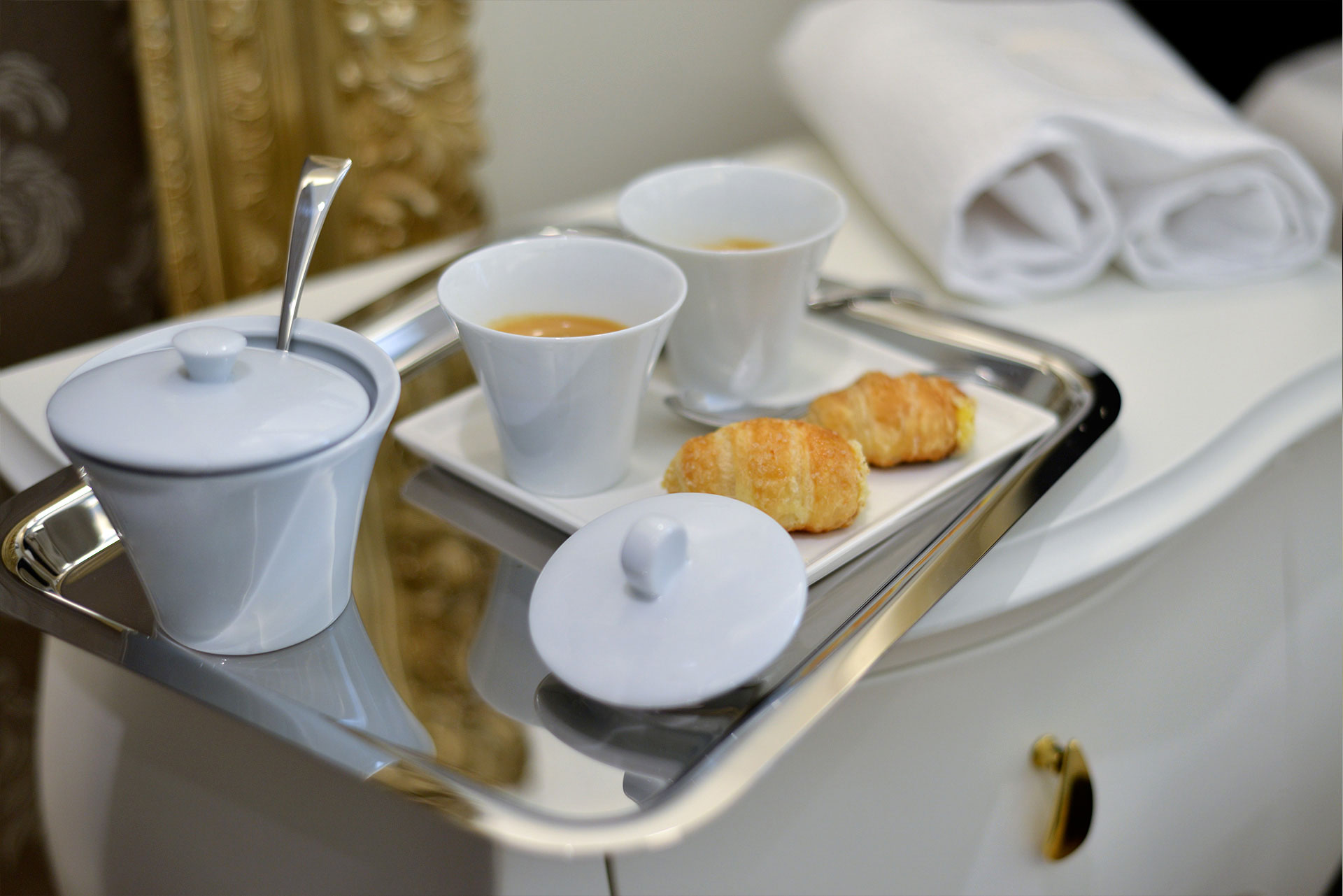 Vassoio colazione in camera con caffè e cornetti — servizi extra Eleìra